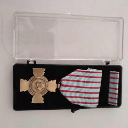 Médaille Ordonnance CROIX DU COMBATTANT bronze patine ( foncé )