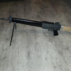 fusil Sig 550 réplique semi métallique avec cross en bois et avec un équipement