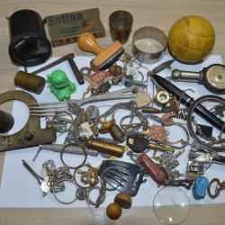 Ensemble lot fond de tiroir Militaire brocante divers à trier identifier  bijoux insigne  Broc  (2)