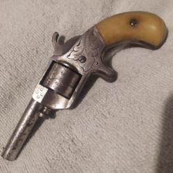 Rare revolver USA  ' NERO 22 short ' modele luxe gravé et nickelé plaquette ivoire.