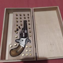 Rare revolver USA  ' NERO 22 short ' modele luxe gravé et nickelé plaquette ivoire en coffret bois.