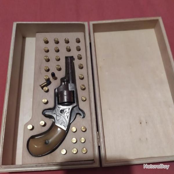 Rare revolver USA  ' NERO 22 short ' modele luxe grav et nickel plaquette ivoire en coffret bois.