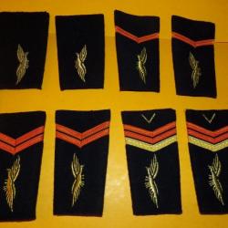 LOT DE 4 PAIRES DE FOURREAUX EPAULES AVEC GRADES DIFFERENTS DE L'ARMEE DE L'AIR FRANCAISE   ,BON  ET