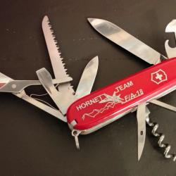 Victorinox couteau suisse Huntsman F/A 18 Hornet Team insert métallique Collector