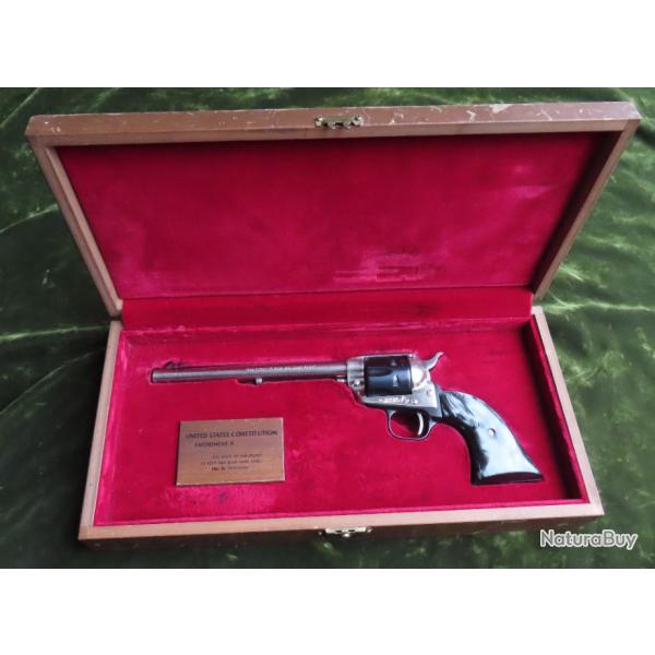 revolver Colt 1873 S.A.A. commmoratif calibre 22 L.R. en coffret