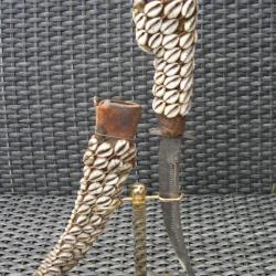 Poignard originaire du Congo avec des ornements de coquillages, lame type Flissa.