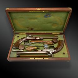 Coffret nécessaire contenant une PAIRE de PISTOLETS finie par Francis MARQUIS à Paris France  XIXème