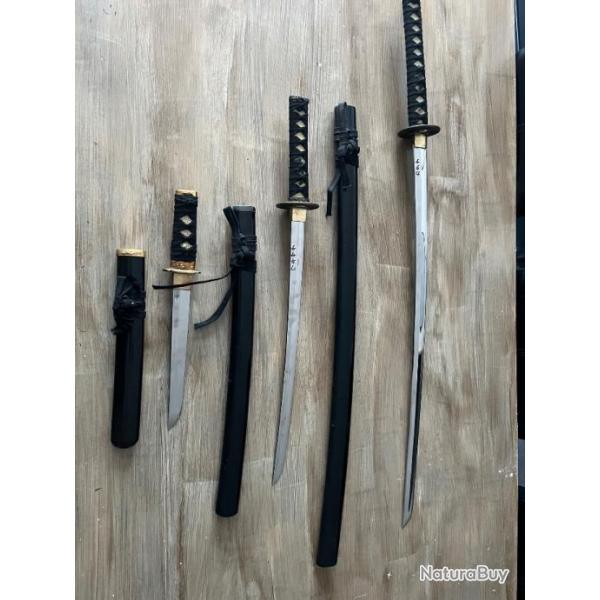 Lot katana wakizashi en acier tranchant + tanto en acier, avec leurs socle