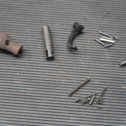 Lot pièces diverses pour pistolet 22 Lr un coup  SM 76