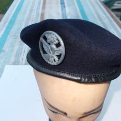 béret noir des commandos de gendarmerie,  avec son insigne ,état comme neuf