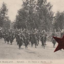 CPA - Militaires - Infanterie - Un peloton en Marche N°839