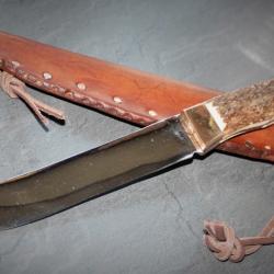 GD COUTEAU DE CHASSE LAME FORGEE PONCE MIROIR ARTISANNAT PUUKKO MANCHE CERF MITRES ET RIVET LAITON