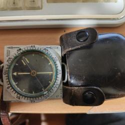 RARE  BOUSSOLE MILITAIRE SUUNTO FINLANDE SECONDE GUERRE 39/45 EN L ETAT +ETUI