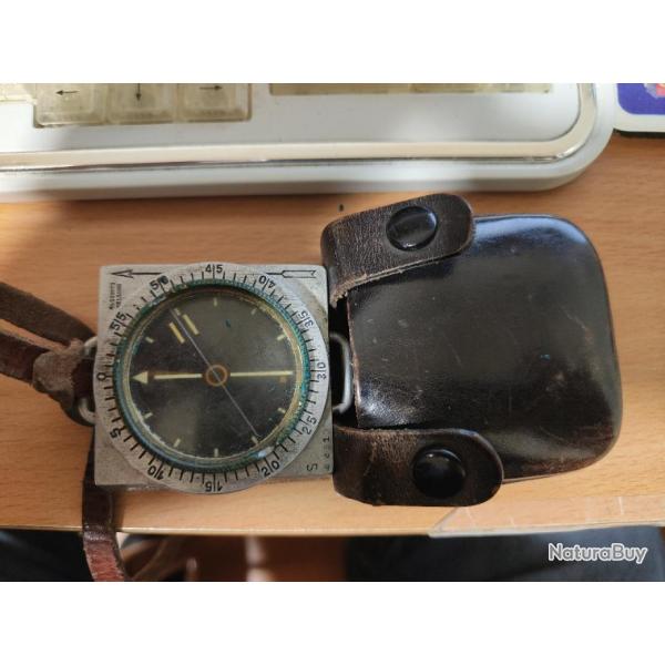 RARE  BOUSSOLE MILITAIRE SUUNTO FINLANDE SECONDE GUERRE 39/45 EN L ETAT +ETUI