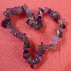 TRES JOLI PETIT BRACELET MONTE SUR CORDE EXTENSIBLE -- EN PIERRES SEMI-PRECIEUSES (AMETHYSTES)