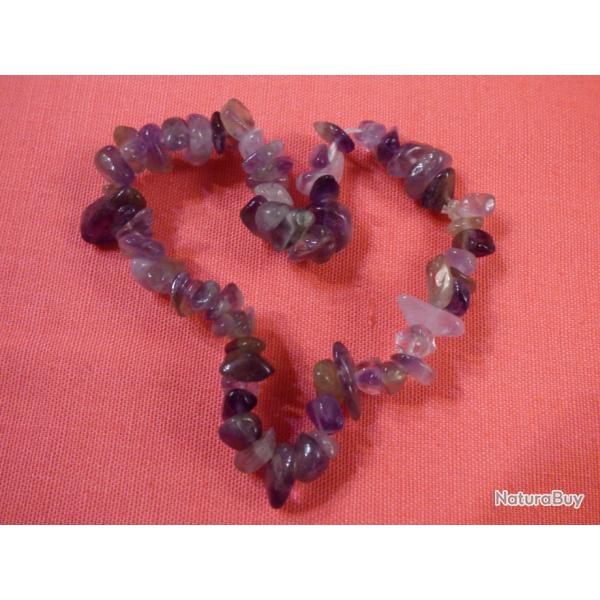 TRES JOLI PETIT BRACELET MONTE SUR CORDE EXTENSIBLE -- EN PIERRES SEMI-PRECIEUSES (AMETHYSTES)