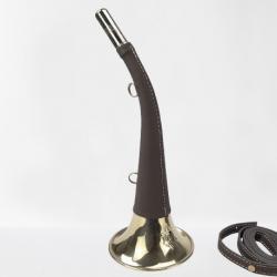 Corne à Pavillon de Chasse 30cm PU  ornée d'une tête de sanglier avec gaine en cuir