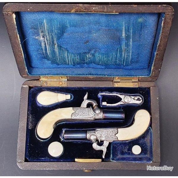 RARE MINIATURE CASSETTE NECESSAIRE DE MAITRISE CONTENANT UNE PAIRE DE PISTOLETS MINIATURES - FRANCE 