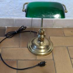 Lampe de bureau banquier notaire vintage en laiton et opaline vert émeraude À noter : l'abat-jour en