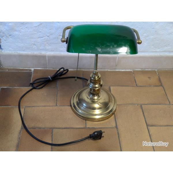 Lampe de bureau banquier notaire vintage en laiton et opaline vert meraude  noter : l'abat-jour en