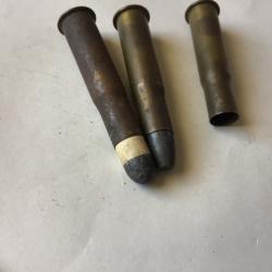 VENDU PAR LE-CUIRASSIER LOT DE 2 BALLES  PLUS UN ÉTUI CALIBRE 11 MM GRAS