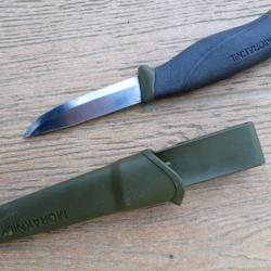 COUTEAU  SUEDOIS  :   "   MORAKNIV    "  AVEC  SON FOURREAU  .  AUCUN  JEU  .