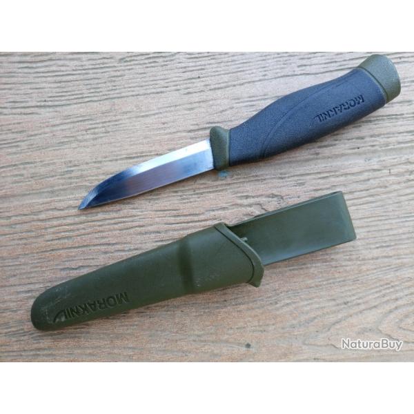 COUTEAU  SUEDOIS  :   "   MORAKNIV    "  AVEC  SON FOURREAU  .  AUCUN  JEU  .