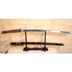 REPRODUCTION d'un sabre japonais katana fourreau laqué noir à décors dorés EBR24JAP017