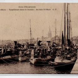 CPA - Marine de Guerre. " ST-MALO " Torpilleurs dans le Bassin - Au loin St-Malo  N°1230