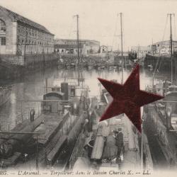 CPA - Marine de Guerre- CHERBOURG - l'arsenal torpilleur dans le bassin Charles X  N°093