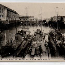 CPA - Marine de Guerre- CHERBOURG - l'arsenal torpilleur dans le bassin Charles X  N°1234