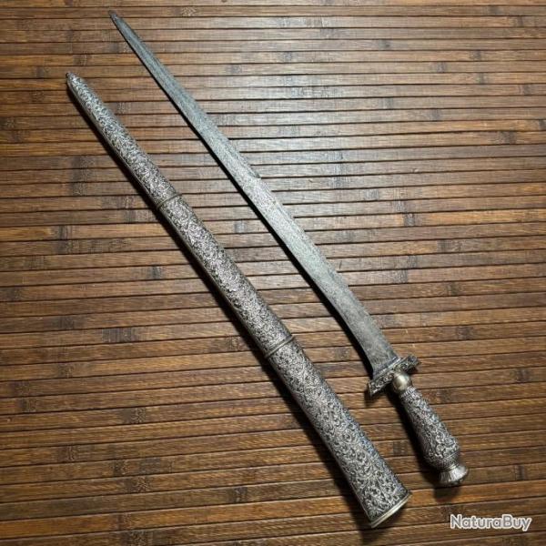 MAGNIFIQUE SABRE D'ASIE DU SUD EST ENTIREMENT EN ARGENT OUVRAGE LAME DAMAS PAMORE