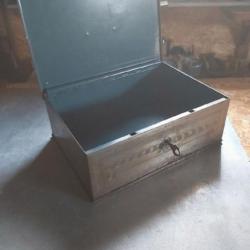 Coffre acier  ancien à cle