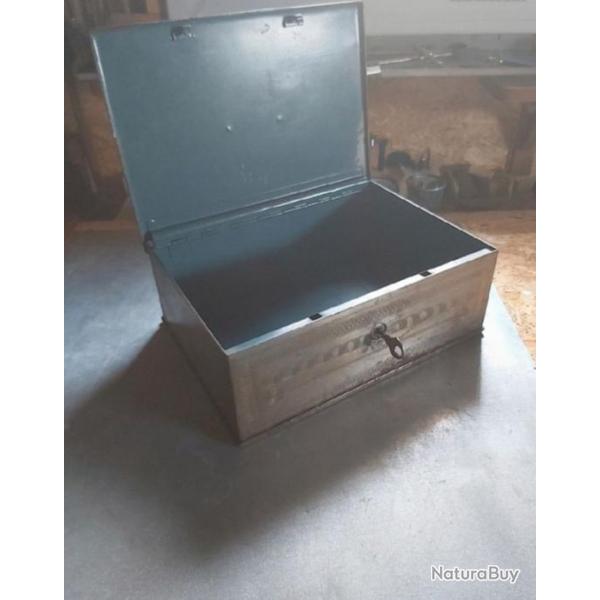 Coffre acier  ancien  cle