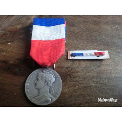 V REPUBLIC Médaille D’honneur Du Travail, Ministère Du Travail Et De La Securite Sociale Or 35 Ans Sup,fme 500772,a