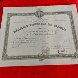 Diplôme médaille du travail vermeil Yvonne Lepy