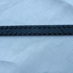 rail pour fixation de lunette ou bipied de fusil ou carabine