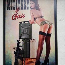 PLAQUE MÉTAL VINTAGE "MILITARY AND GIRLS"