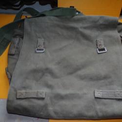 MUSETTE MILITAIRE EN TISSU DE TYPE ARMEE ALLEMANDE DE 1962 ENVIRON  ,DIMENSION LONGUEUR 34 CM , 100