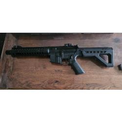 DPMS SBR proposée par Crosman, une redoutable carabine de calibre 4.5 mm BB tirant en full auto