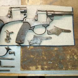 LOT PIECES DETACHEES PLUS CARCASSES REVOLVER 1873