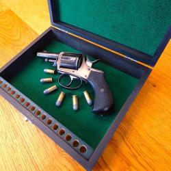 SUPERBE COFFRET D'OCCASION COMME NEUF POUR UN REVOLVER CAL: 38//9mm auto// 380 bull-dog + UNE RAMPE