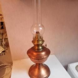 lampe ancienne a pétrole en cuivre fonctionnelle hauteur 48 cm