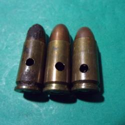 3 munitions 9x19 m/m WRA US, étui laiton, balle blindée cuivrée, neutralisées