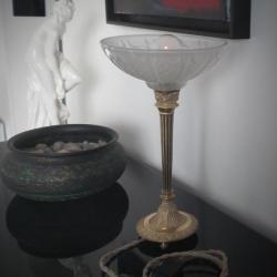 Lampe Art Déco en laiton doré avec globe en verre semi-circulaire-Début XXème