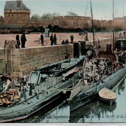 CPA -Marine Militaire -  St-MALO - Torpilleurs dans le Bassin a Flot L'Heure de la Soupe N°1159
