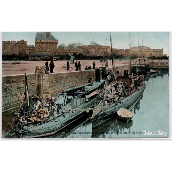 CPA -Marine Militaire -  St-MALO - Torpilleurs dans le Bassin a Flot L'Heure de la Soupe N1159