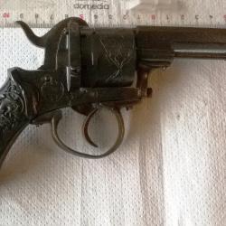 Joli revolver a broche calibre 9mm gravé