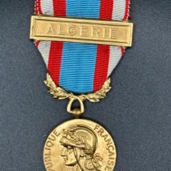 (09.004) Médaille commémorative des opé. de sécurité et de maintien de l'ordre - Agrafe "Algérie"