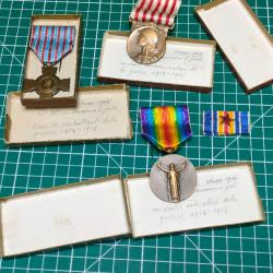 3 MEDAILLES ATTRIBUEES RAPPEL 14/18 WW1 CROIX DU COMBATTANT, COMMEMORATIVE INTERALLIES CHASSEUR